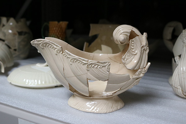 Saucière en creamware, composée de plusieurs fragments