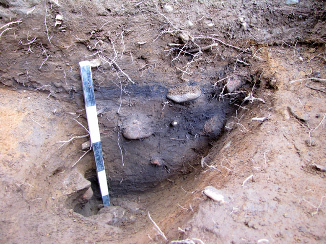 Vue d’un foyer en cuvette daté de l’Archaïque terminal, fouillé en 2015 sur le site de la maison Merry (BhFa-4), Magog).