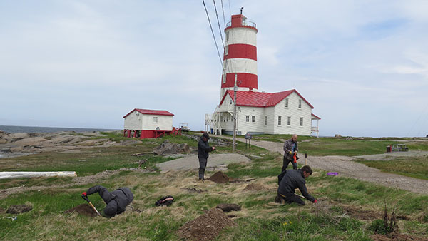 L'Équipe d’Archéo-Mamu Côte-Nord lors d’un inventaire archéologique à Pointe-des-Monts