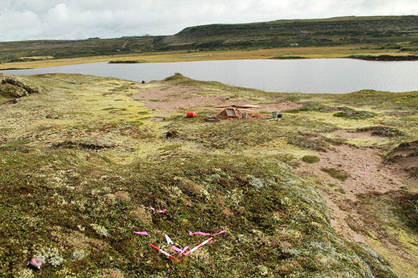 Terrain archéologique d’Archéo-Mamu Côte-Nord au site patrimonial de la Rive-Est-de-la-Blanc-Sablon