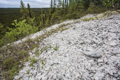cascade de blocs angulaires de quartzite blanc